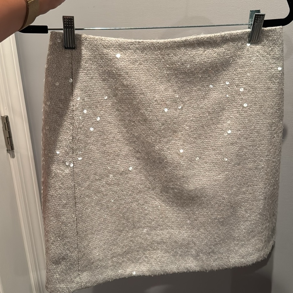 Elegant Sequin-Embellished Gray Skirt sz 8